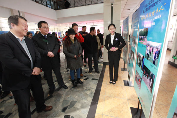 传媒文化节-与会领导参观“你好,校园传媒人”摄影展