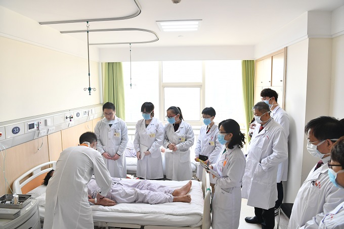 12评估专家考察附属医院