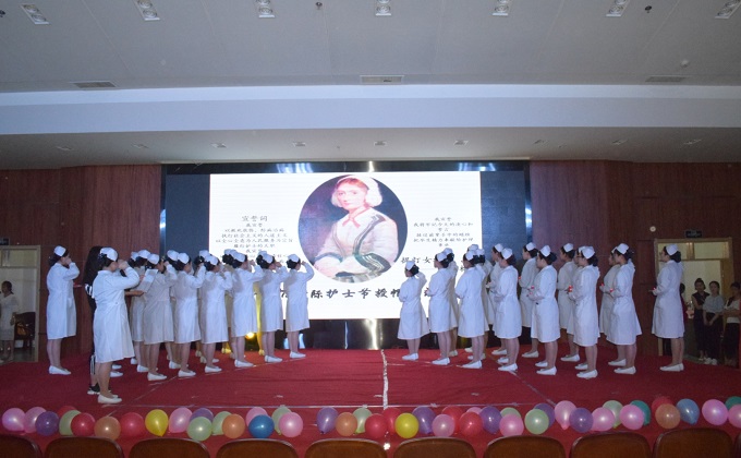 护理学院举办5.12国际护士节庆祝活动暨授帽仪式_副本