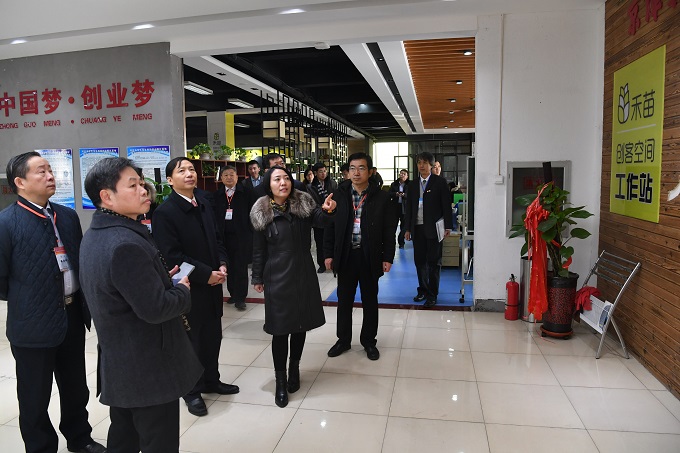 7评估专家集体考察大学生创业创新孵化基地