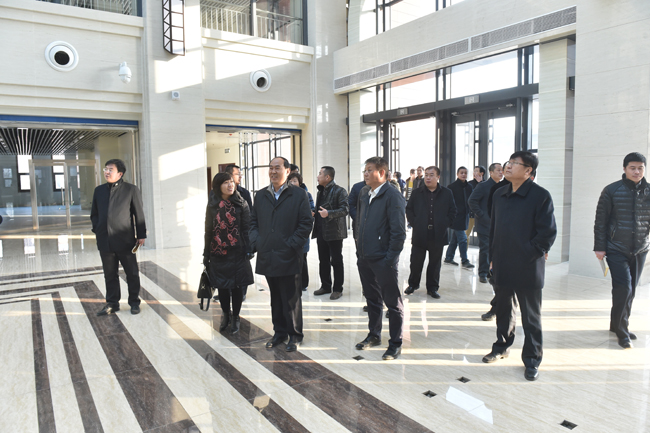 视察图书馆工程内部装修进度