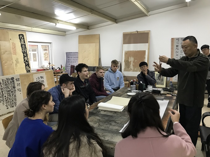 图四:在艺术学院参加中国书法课程